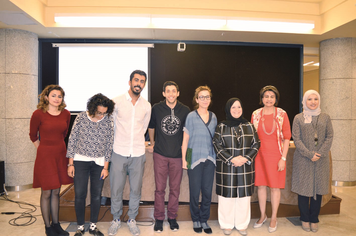 u0644u0628u0646u0649 u0627u0644u0642u0627u0636u064a u0641u064a u0644u0642u0637u0629 u062cu0645u0627u0639u064au0629 u0645u0639 u0623u0641u0631u0627u062f u0627u0644u0641u0631u0642 u0627u0644u0645u0634u0627u0631u0643u0629