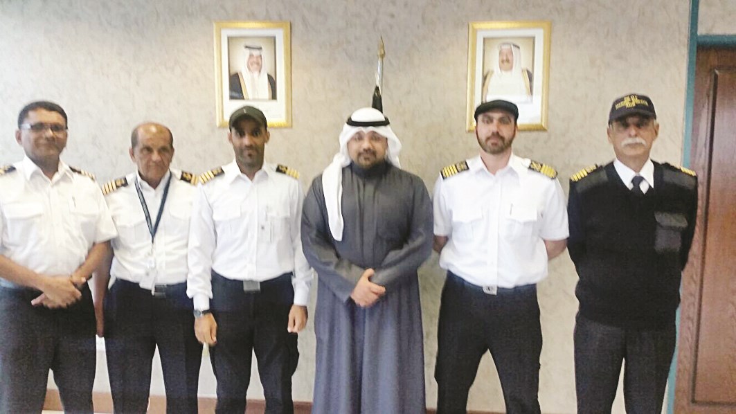 العبدالله متوسطاً المرشدين الإماراتيين لدى وصولهم إلى الكويت أمس