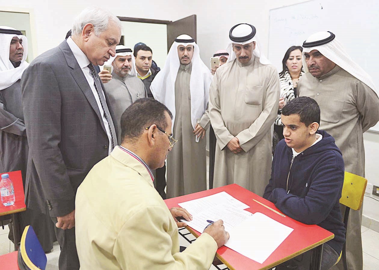 مدرس يستمع بحضور العيسى لإجابات أحد الطلاب