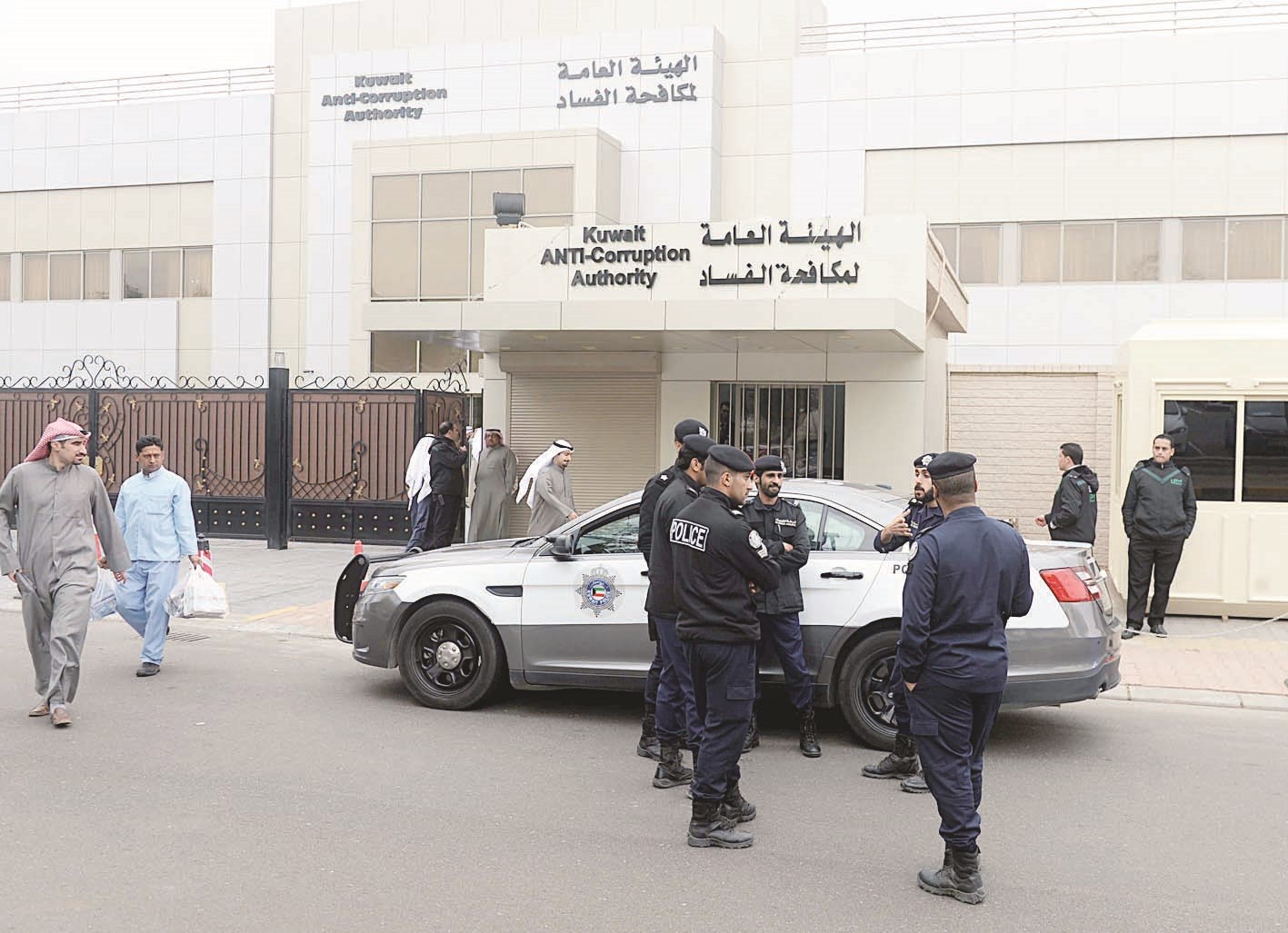 موظفون ينقلون أوراقهم بعد انتهاء علاقتهم بالهيئة