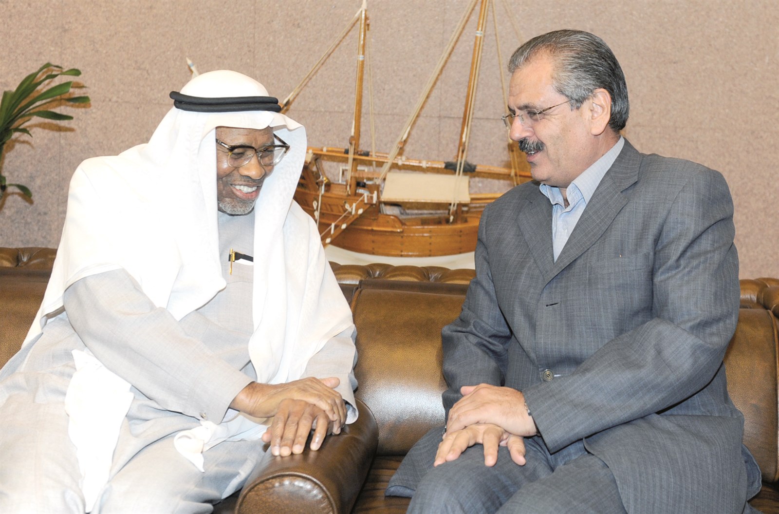 u0639u0644u064a u0645u062au062du062fu062bu0627u064b u0644u0644u0632u0645u064au0644 u0645u062du0645u062f u0627u0644u062cu0627u0645u0648u0633 (u062au0635u0648u064au0631 u0632u0643u0631u064au0627 u0639u0637u064au0629)