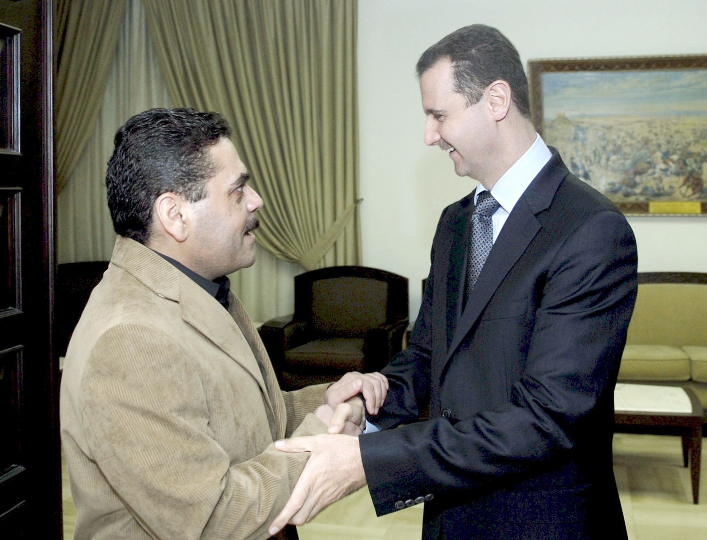 ... ومع الرئيس السوري بشار الأسد (رويترز)