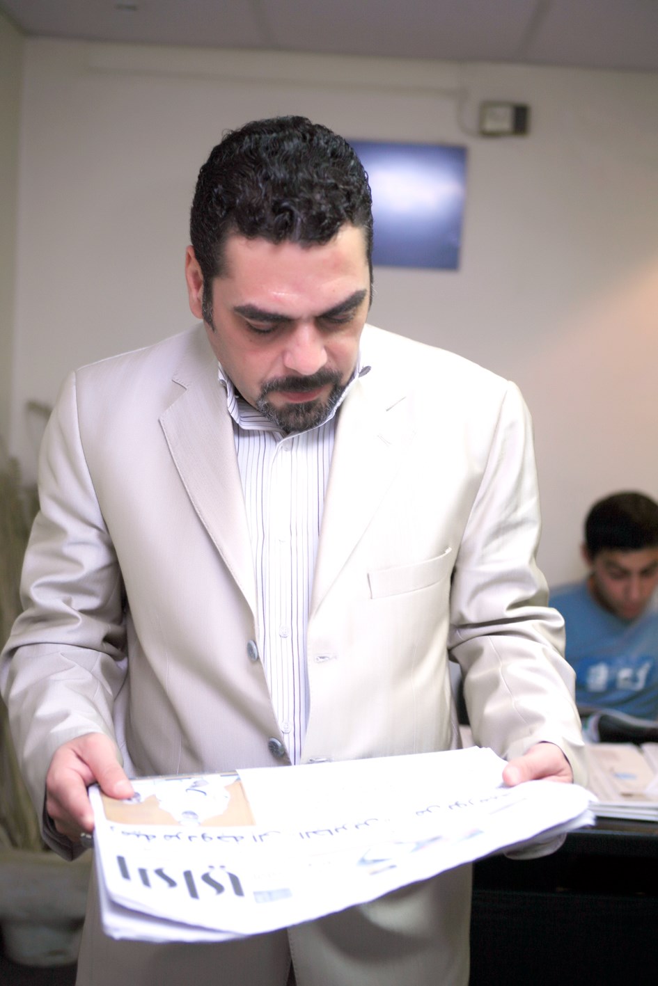 القنطار متصفّحاً «الراي» في مكتبها في بيروت