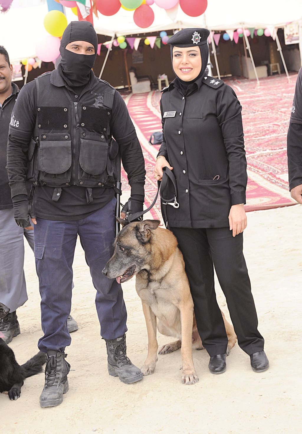 الملازم أول ريم الخلف مع أحد رجال القوات الخاصة