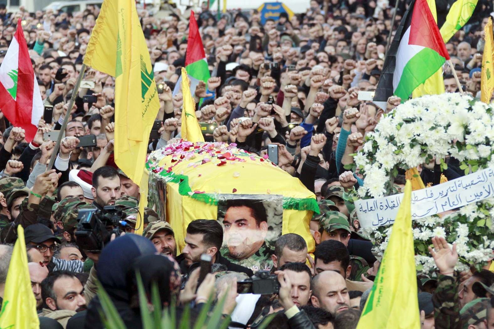 u0646u0639u0634 u0627u0644u0642u0646u0637u0627u0631 u062eu0644u0627u0644 u062au0634u064au064au0639u0647 u0641u064a u0636u0627u062du064au0629 u0628u064au0631u0648u062a u0627u0644u062cu0646u0648u0628u064au0629 (u0631u0648u064au062au0631u0632)