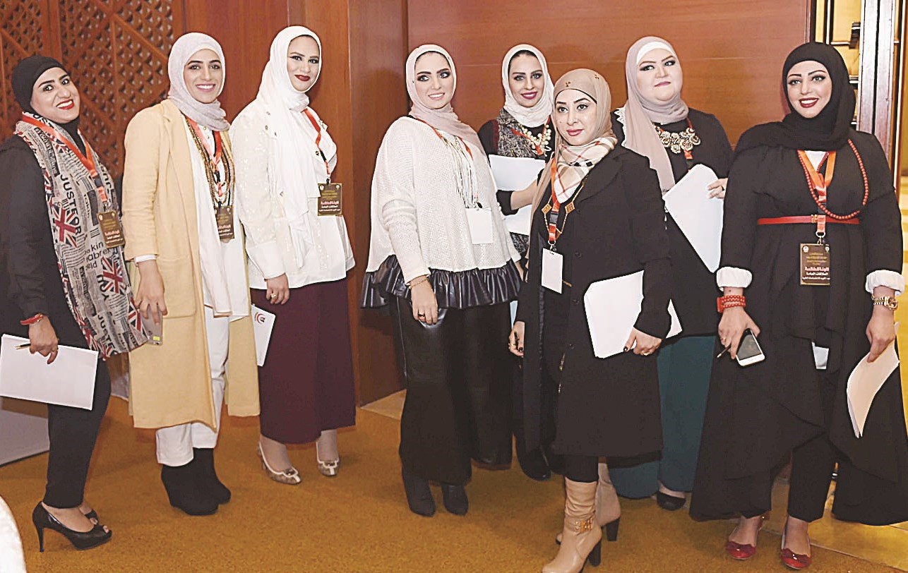 مجموعة من الخريجات