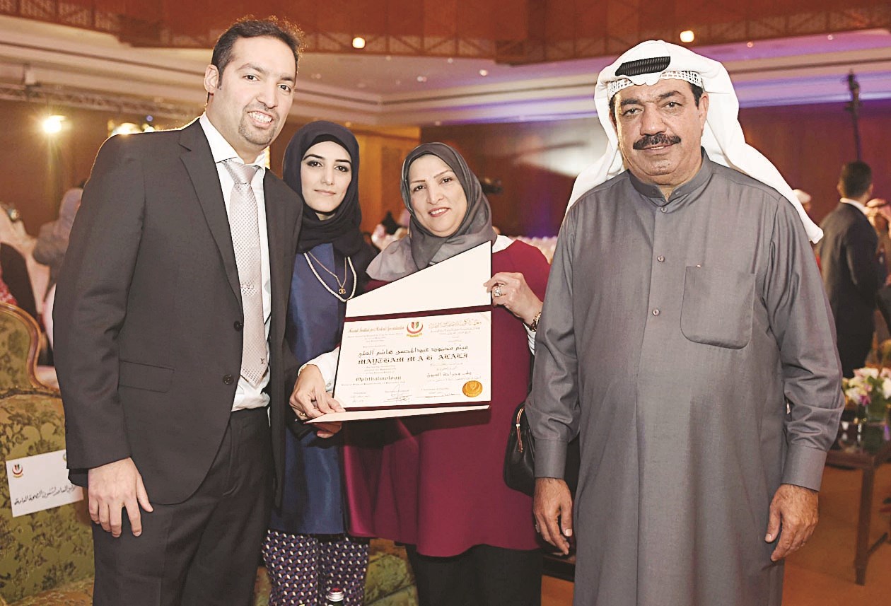 u0645u064au062bu0645 u0627u0644u0639u0644u064a u064au062du062au0641u0644 u0645u0639 u0639u0627u0626u0644u062au0647 u0628u0634u0647u0627u062fu0629 u0627u0644u0628u0648u0631u062f