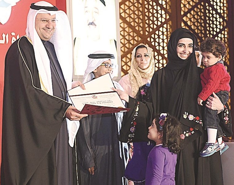 العبيدي يسلم إحدى الخريجات شهادة البورد