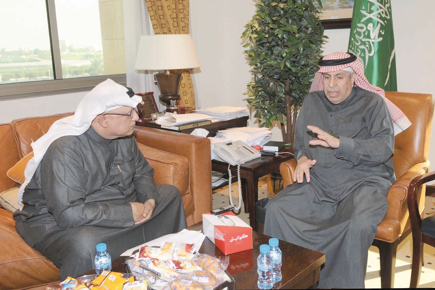الفايز متحدثاً إلى الزميل خالد الشرقاوي