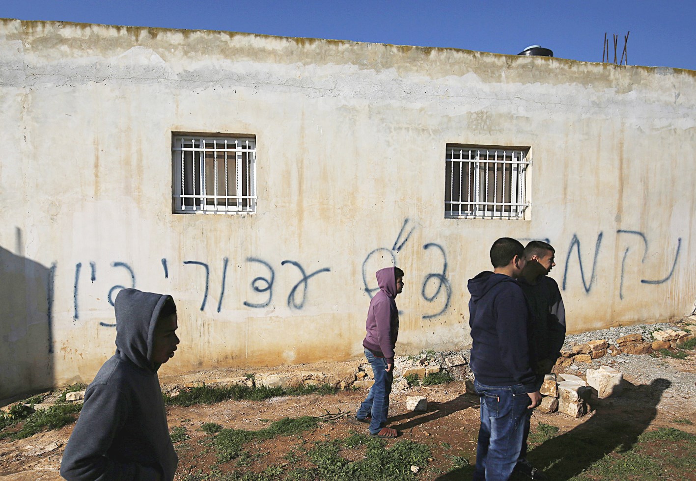 u0641u0644u0633u0637u064au0646u064au0648u0646 u0642u0631u0628 u0645u0646u0632u0644 u0641u064a u0627u0644u0636u0641u0629 u0643u062au0628 u064au0647u0648u062f u0639u0644u0649 u062cu062fu0631u0627u0646u0647 u00abu0627u0644u0627u0646u062au0642u0627u0645u00bb ( u0627 u0641 u0628)