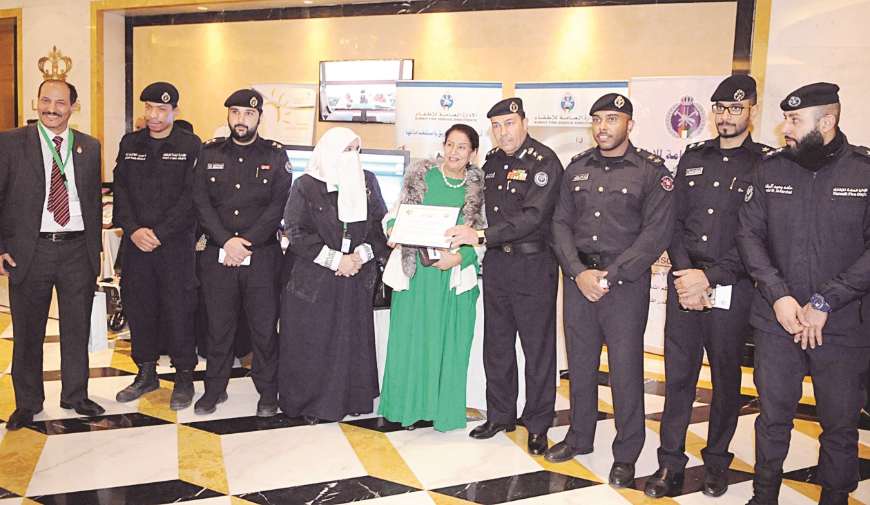 تكريم الإدارة العامة للإطفاء من شيخة العبدالله وعبير البحوه   (تصوير كرم ذياب)