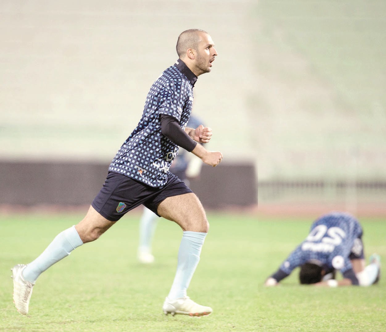 u0628u062fu0631 u0627u0644u0633u0645u0627u0643 u0644u0627u0639u0628 u0627u0644u0633u0627u0644u0645u064au0629 u0645u062du062au0641u0644u0627u064b u0628u0647u062fu0641u0647 u0641u064a u0645u0631u0645u0649 u0643u0627u0638u0645u0629 (u0627u0644u0623u0632u0631u0642 u062fu0648u062a u0643u0648u0645)