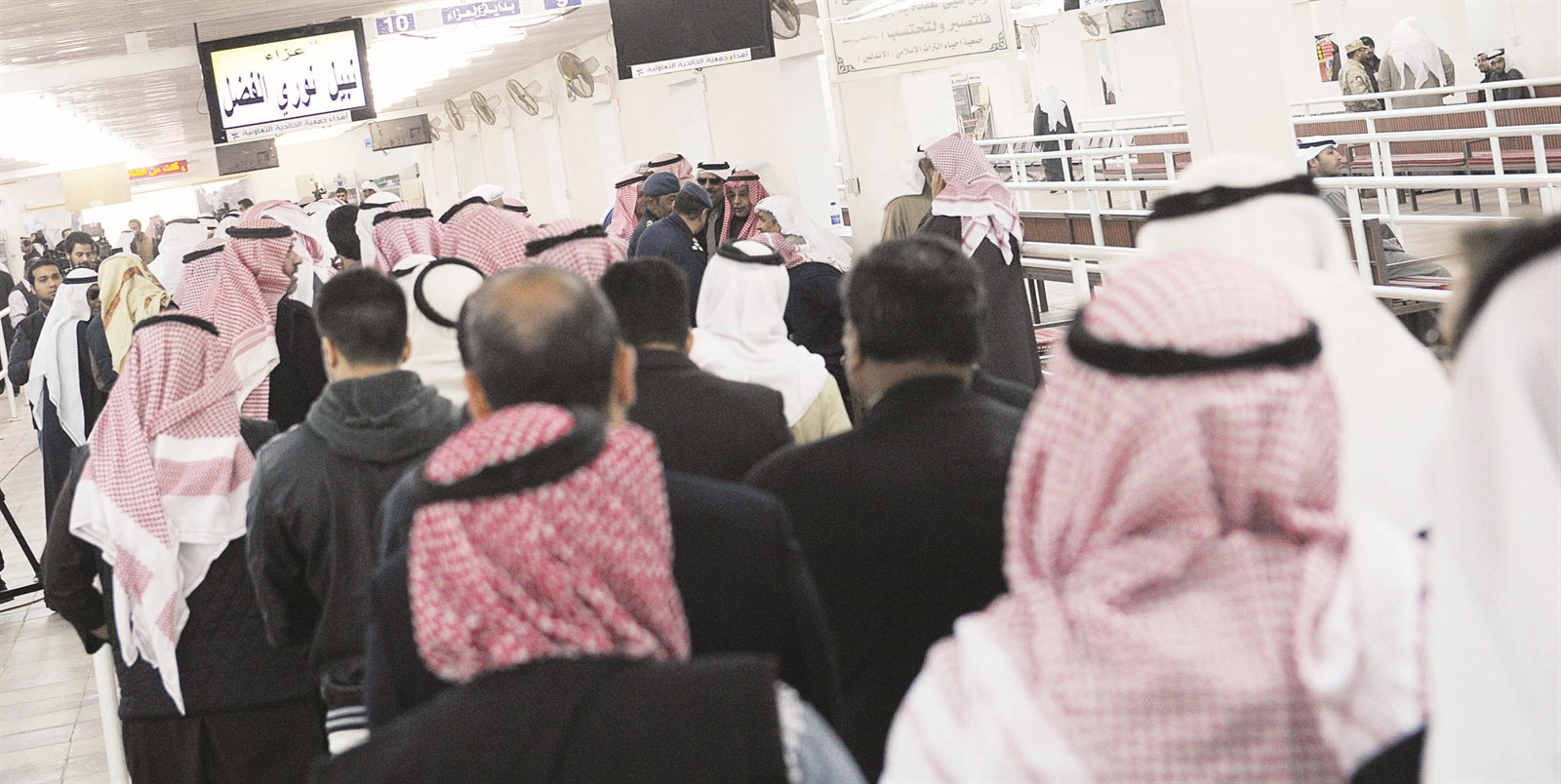 جموع المعزين اصطفوا لتقديم واجب العزاء في الفقيد