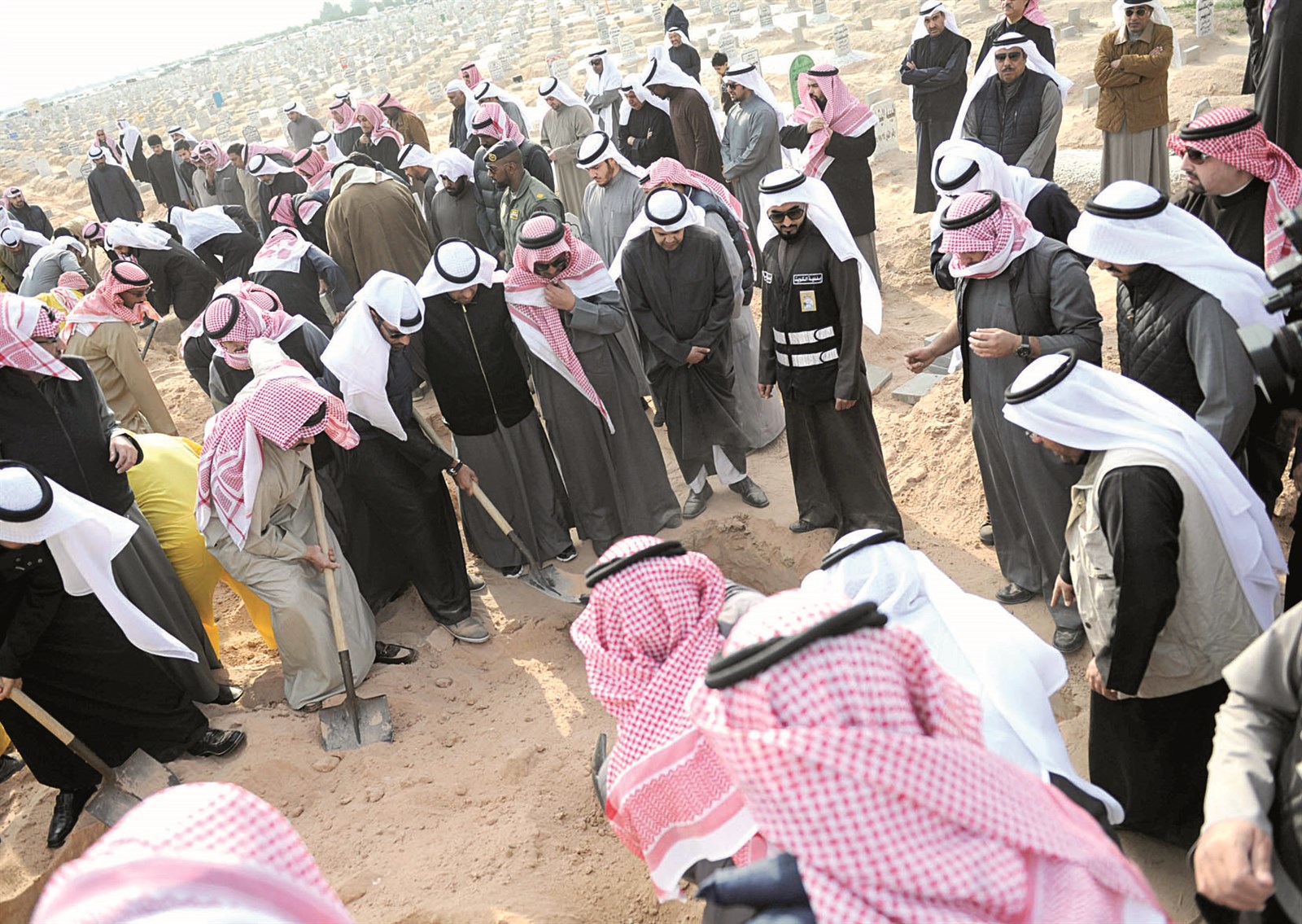 الفضل إلى مثواه الأخير