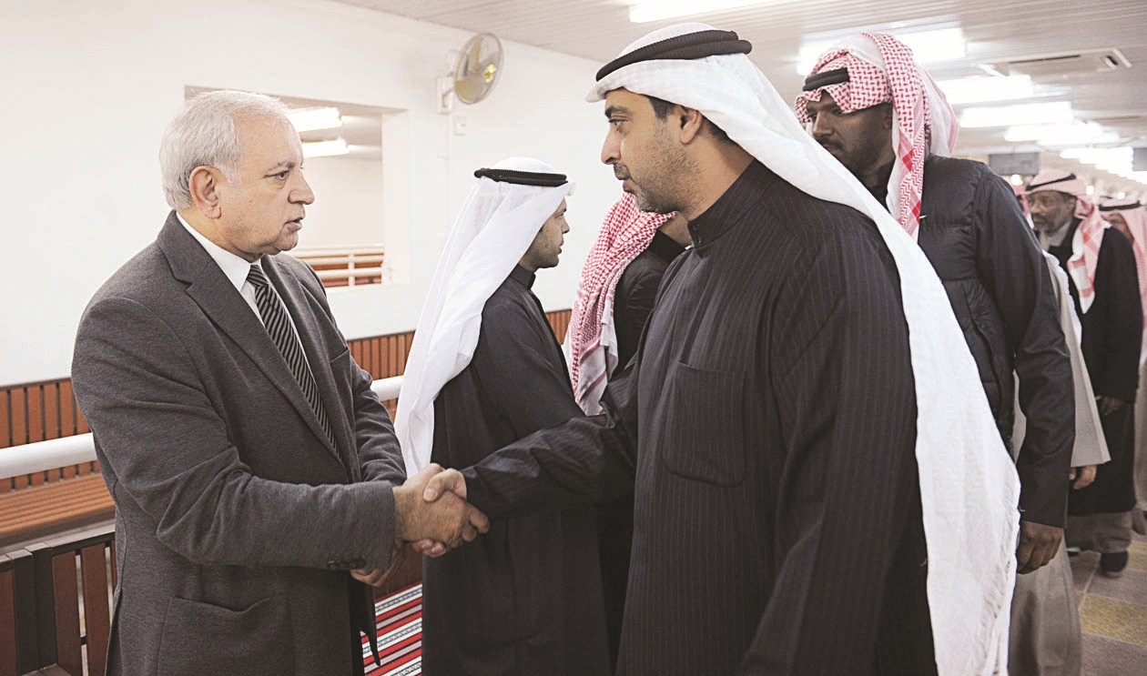 محمد العبدالله يقدم واجب العزاء إلى الوزير بدر العيسى