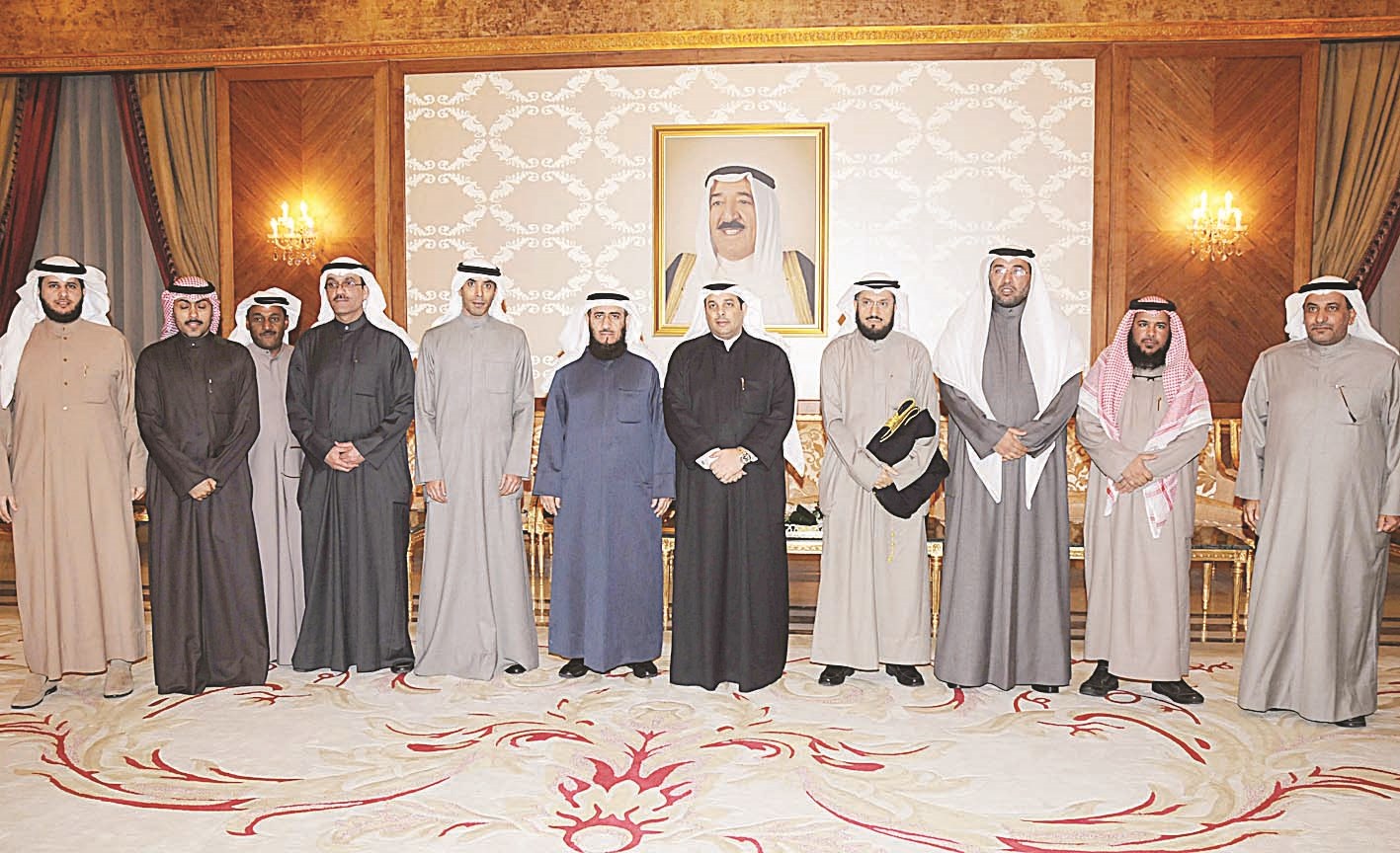 u0627u0644u0648u0632u064au0631 u0627u0644u0635u0627u0646u0639 u0645u062au0648u0633u0637u0627u064b u0639u062fu062fu0627u064b u0645u0646 u0642u064au0627u062fu0627u062a u0648u0632u0627u0631u0629 u0627u0644u0623u0648u0642u0627u0641 (u062au0635u0648u064au0631 u0632u0643u0631u064au0627 u0639u0637u064au0629 )