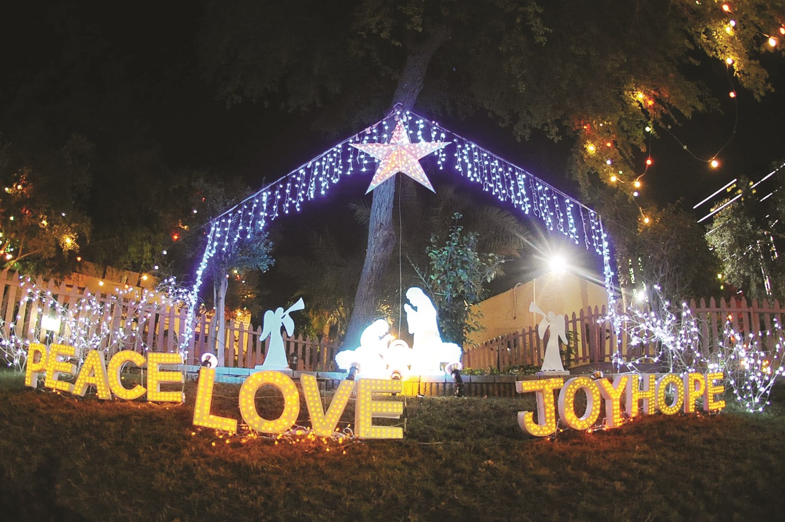 الأضواء تزين الكنائس