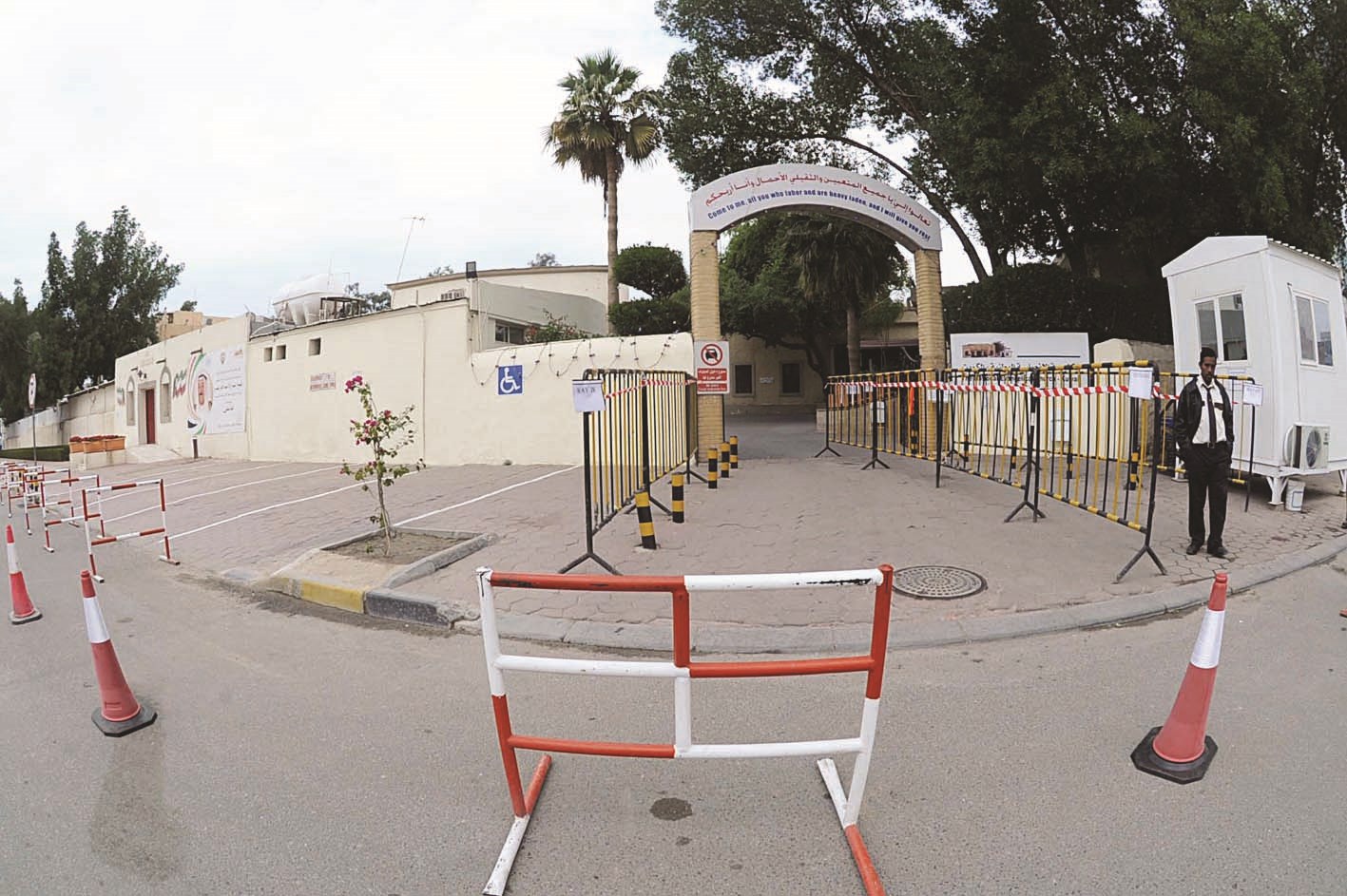 حواجز أمنية أمام الكنائس (تصوير زكريا عطية)