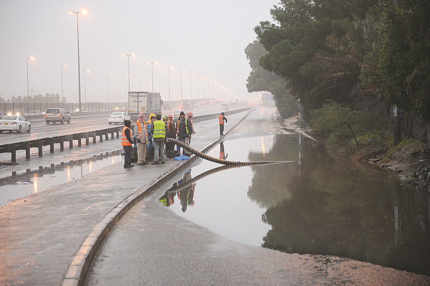 فرق الطوارئ... حاضرة (تصوير جلال معوض)
