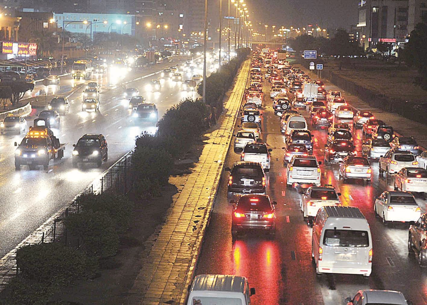 الشوارع مرآة عاكسة لحركة السير ليلاً      (تصوير سعد هنداوي)