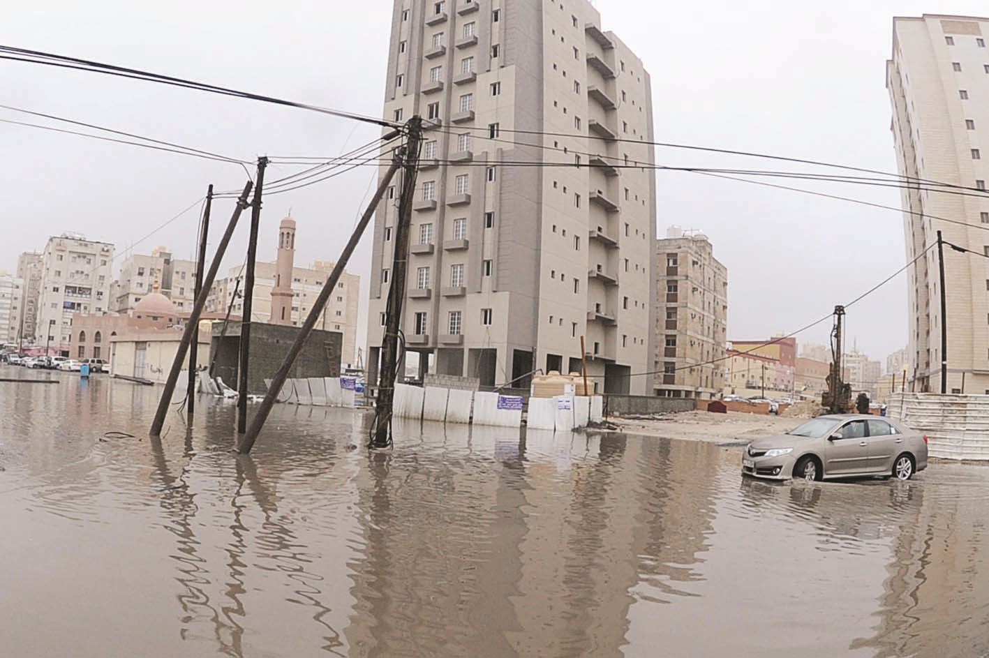 سيارة في طريقها لعبور بركة من مياه الأمطار (تصوير زكريا عطية)