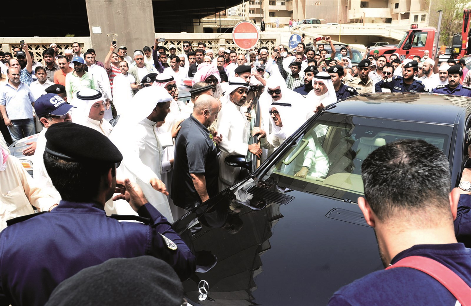 سمو الأمير لدى وصوله إلى مسجد الإمام الصادق بعد دقائق من حصول التفجير