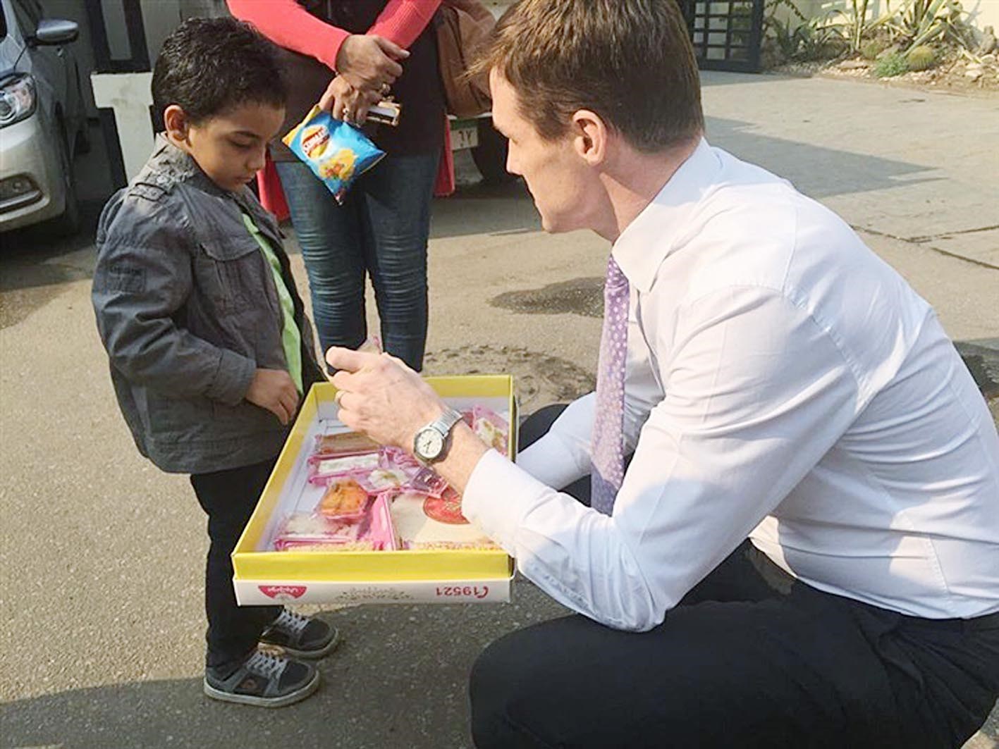 u062cu0648u0646 u0643u0627u0633u0646 u064au0648u0632u0651u0639 u062du0644u0648u0649 u0627u0644u0645u0648u0644u062f u0644u0623u062du062f u0623u0628u0646u0627u0621 u0627u0644u0639u0627u0645u0644u064au0646 u0641u064a u0633u0641u0627u0631u0629 u0628u0644u0627u062fu0647 u0628u0627u0644u0642u0627u0647u0631u0629