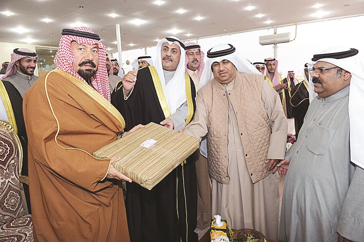 u062fu063au064au0645 u0627u0644u0633u0639u064au062fu064a u064au0642u062fu0651u0645 u062fu0631u0639u0627u064b u062au0630u0643u0627u0631u064au0629 u0625u0644u0649 u0645u062du0645u062f u0627u0644u0641u0631u0645