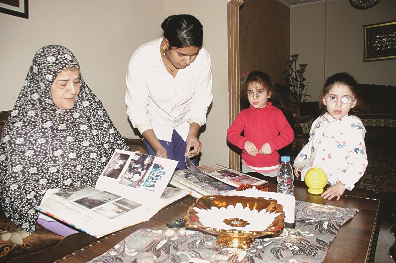 الحاجة انتصار وحفيدتاها يقلّبن الصور والذكريات عن سعد