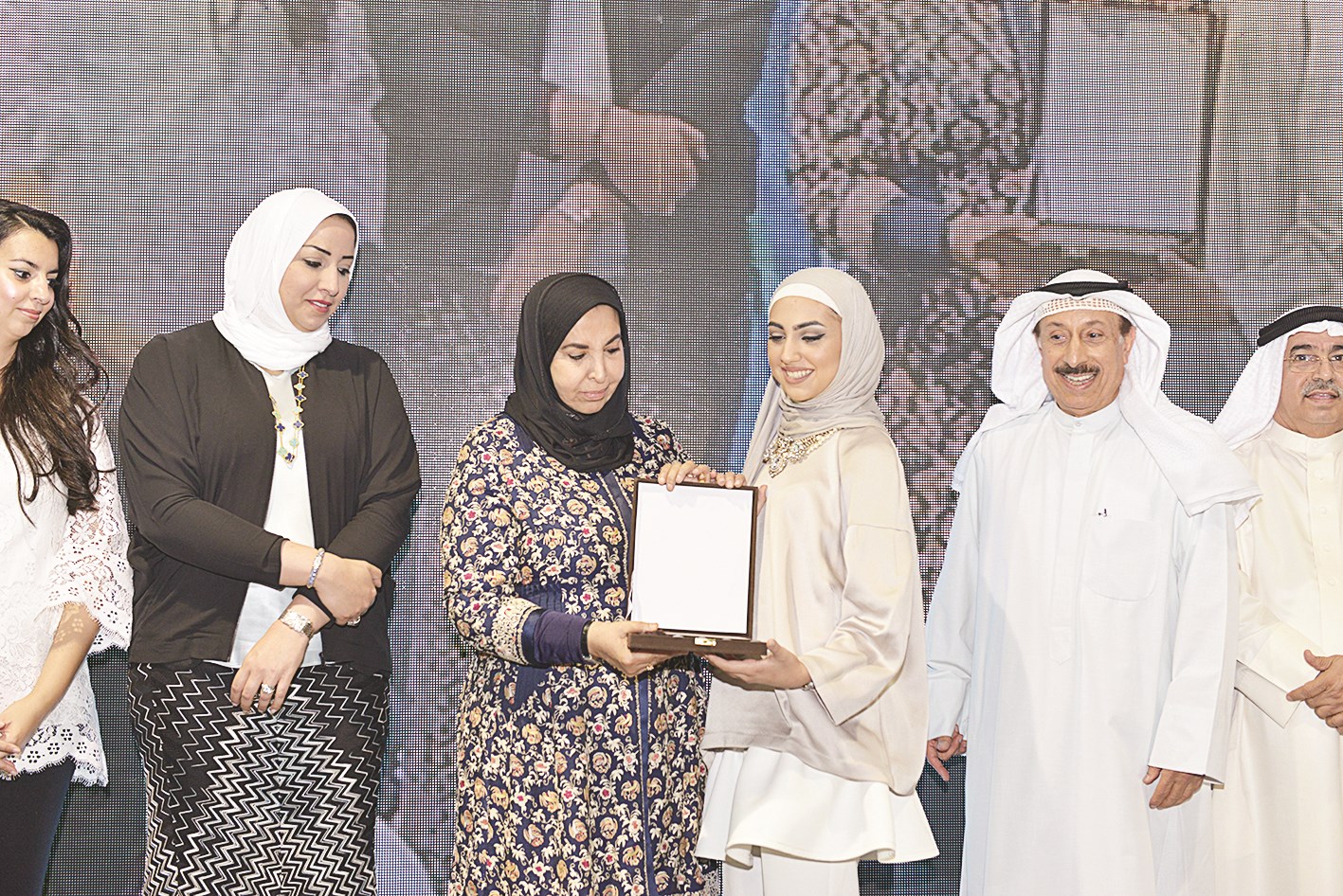 ... وتكرّم إحدى الفنانات في الجمعية الكويتية للفنون التشكيلية