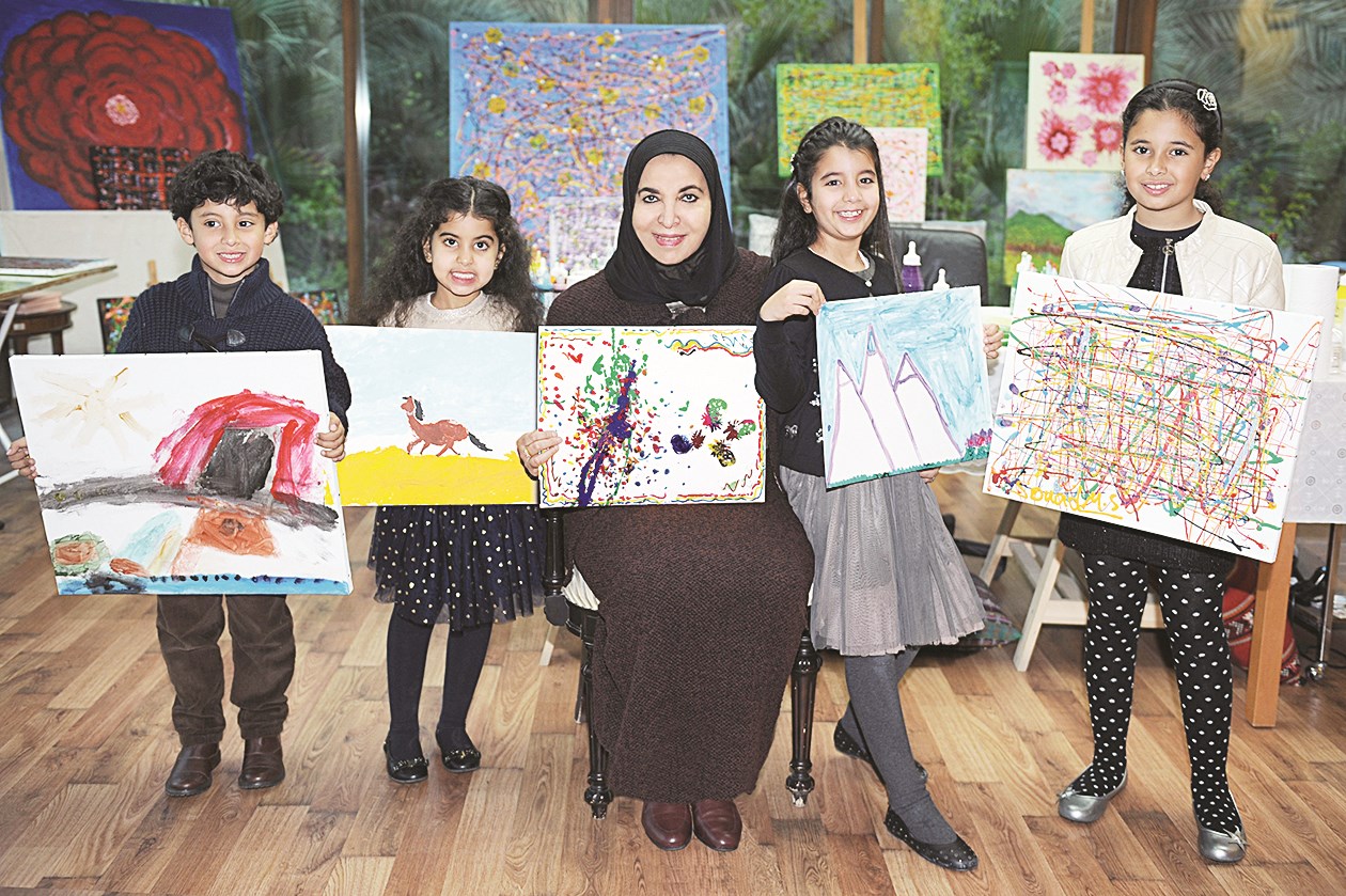 سعاد الصباح مع الأحفاد ولوحاتهم