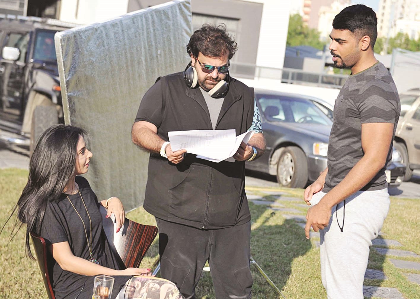 محمد النشمي ومناف عبدال وتحضير لمشهد جديد  (تصوير سعد هنداوي)