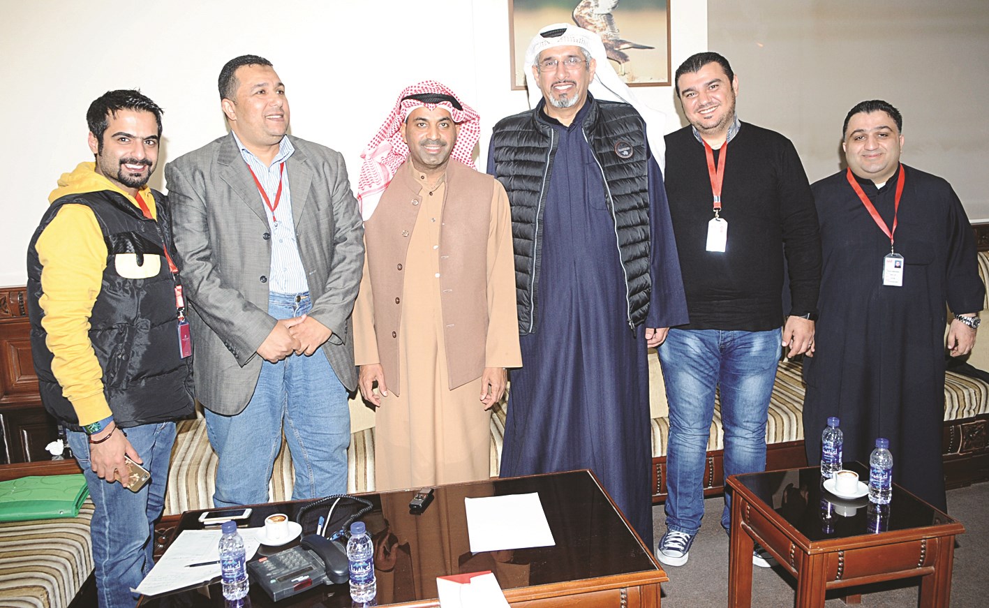 المدير العام لتلفزيون «الراي» يوسف الجلاهمة والعلي يتوسطان الزملاء في قسم الفنون بديوانية «الراي»