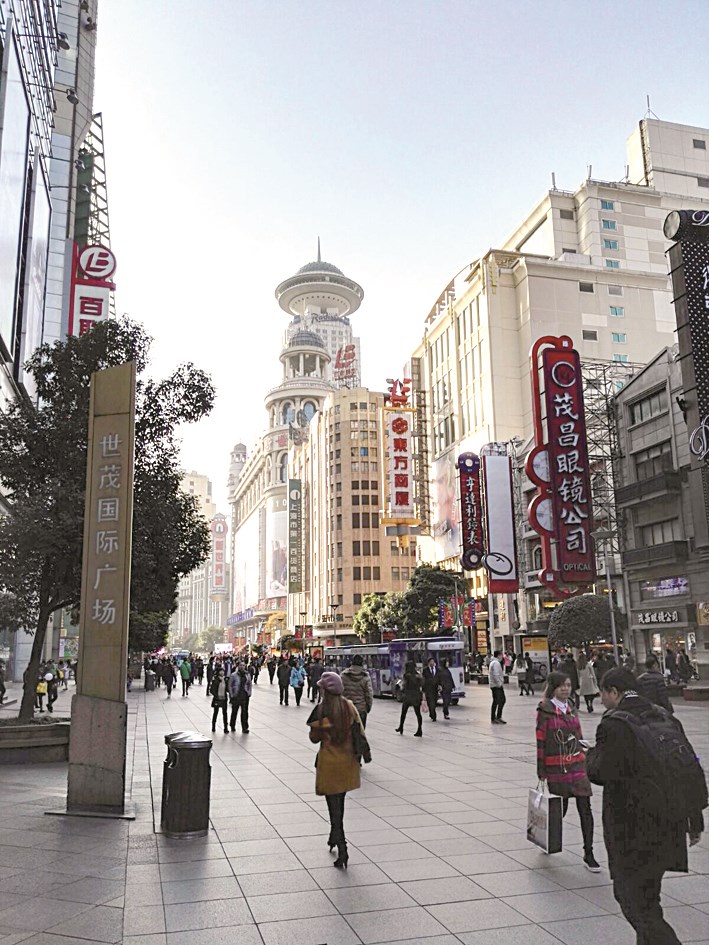 شارع راق تباع فيه الأزياء والالكترونيات العالمية