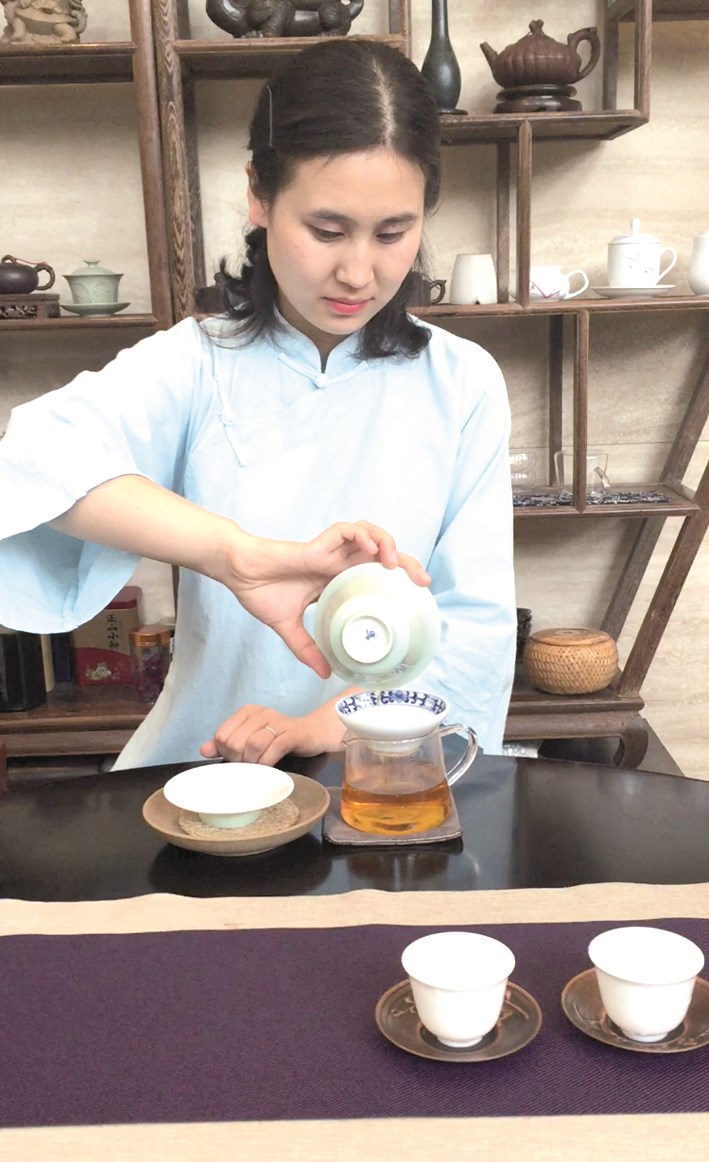 صينية تحضّر الشاي على الطريقة التقليدية