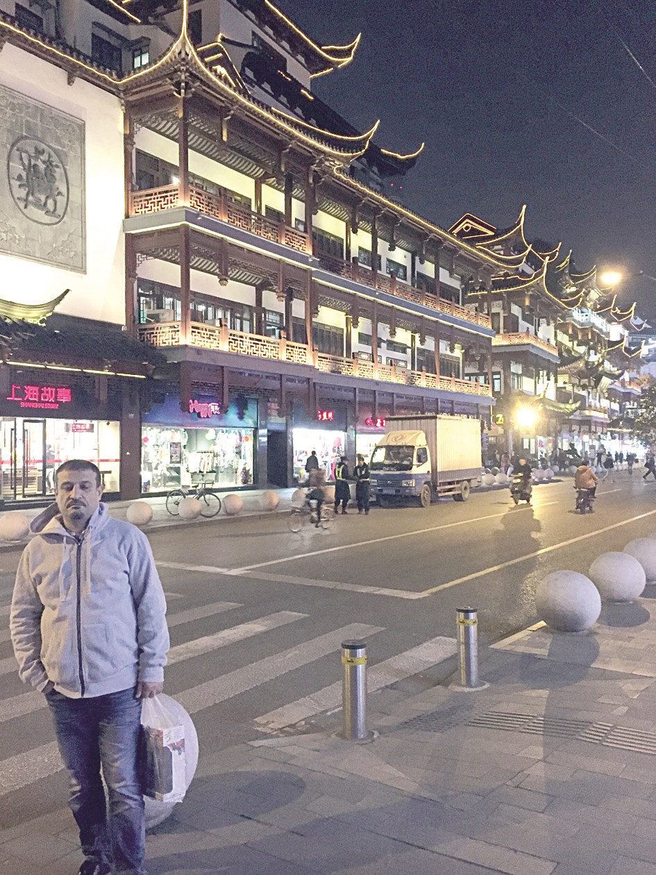 الزميل حسين إبراهيم في «بازار يويوان» في البلدة القديمة بشنغهاي