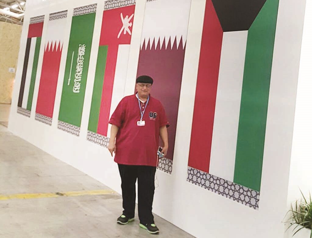 الزميل خالد الشرقاوي أمام جناح دول مجلس التعاون في المؤتمر