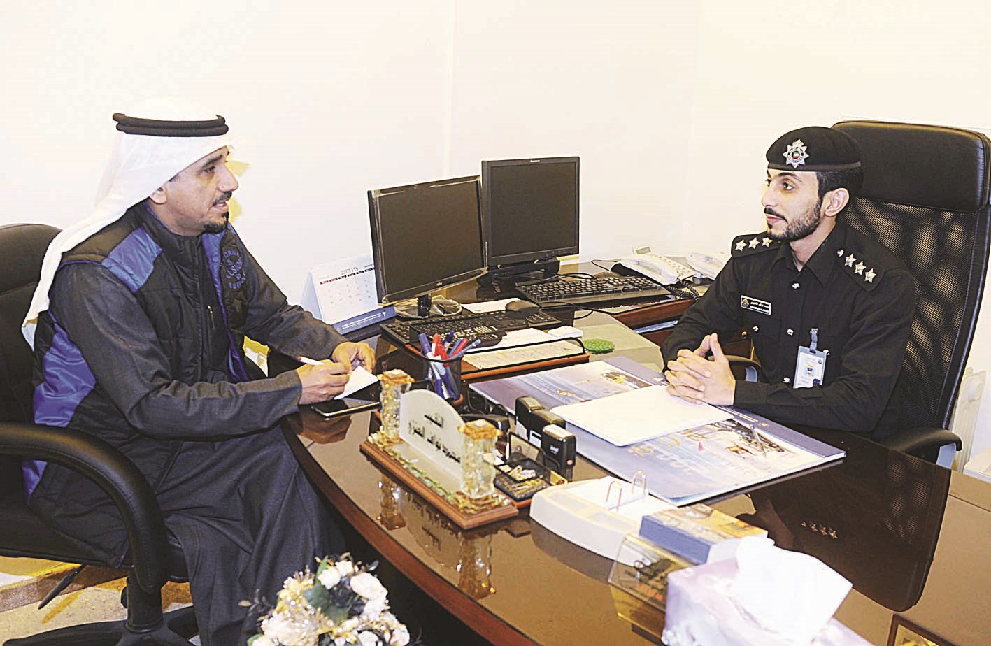 العنزي متحدثا للزميل منصور الشمري (تصوير زكريا عطية)