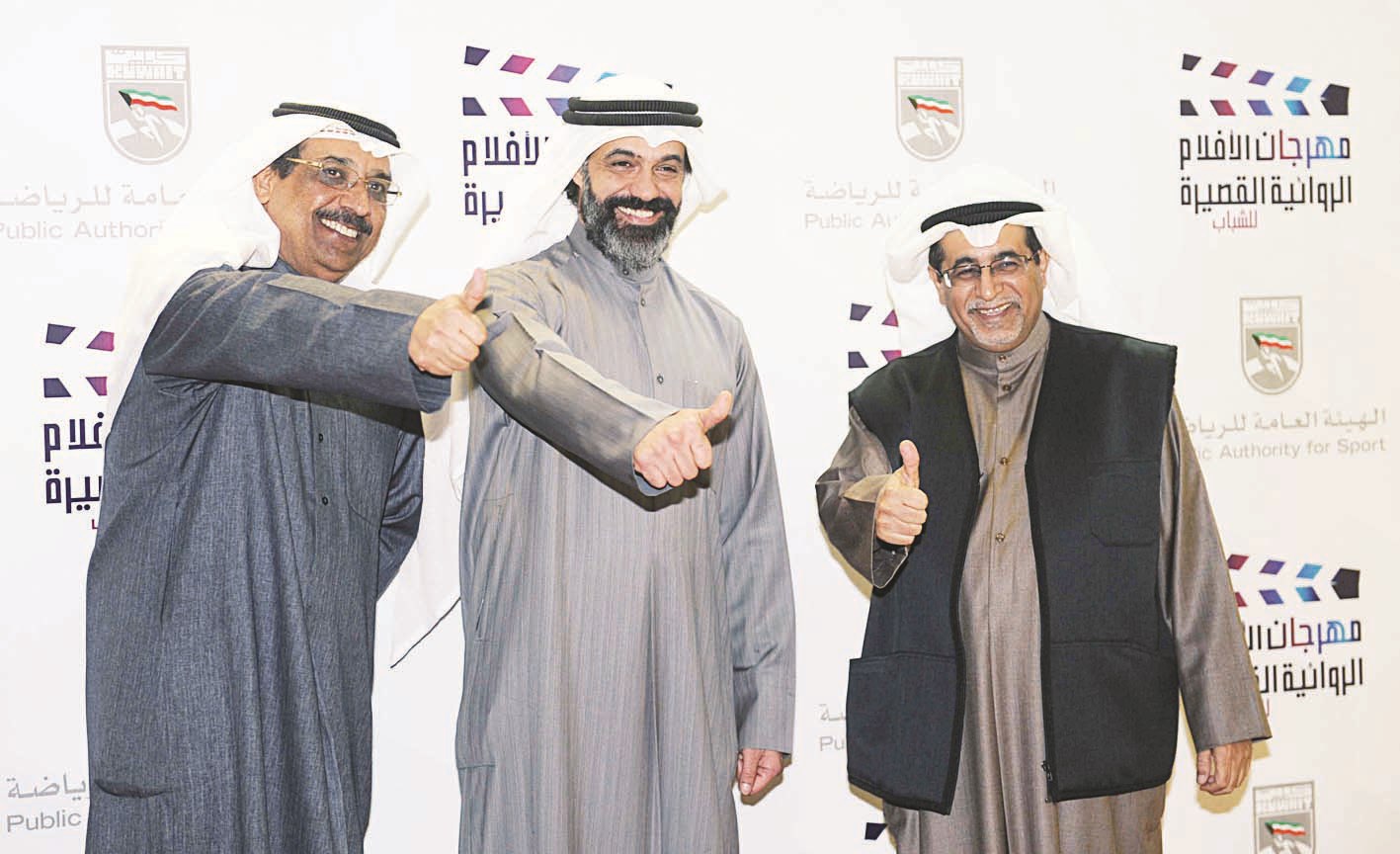 علي وحيدي يتوسط بدر محارب وعبدالستار ناجي (تصوير زكريا عطية)