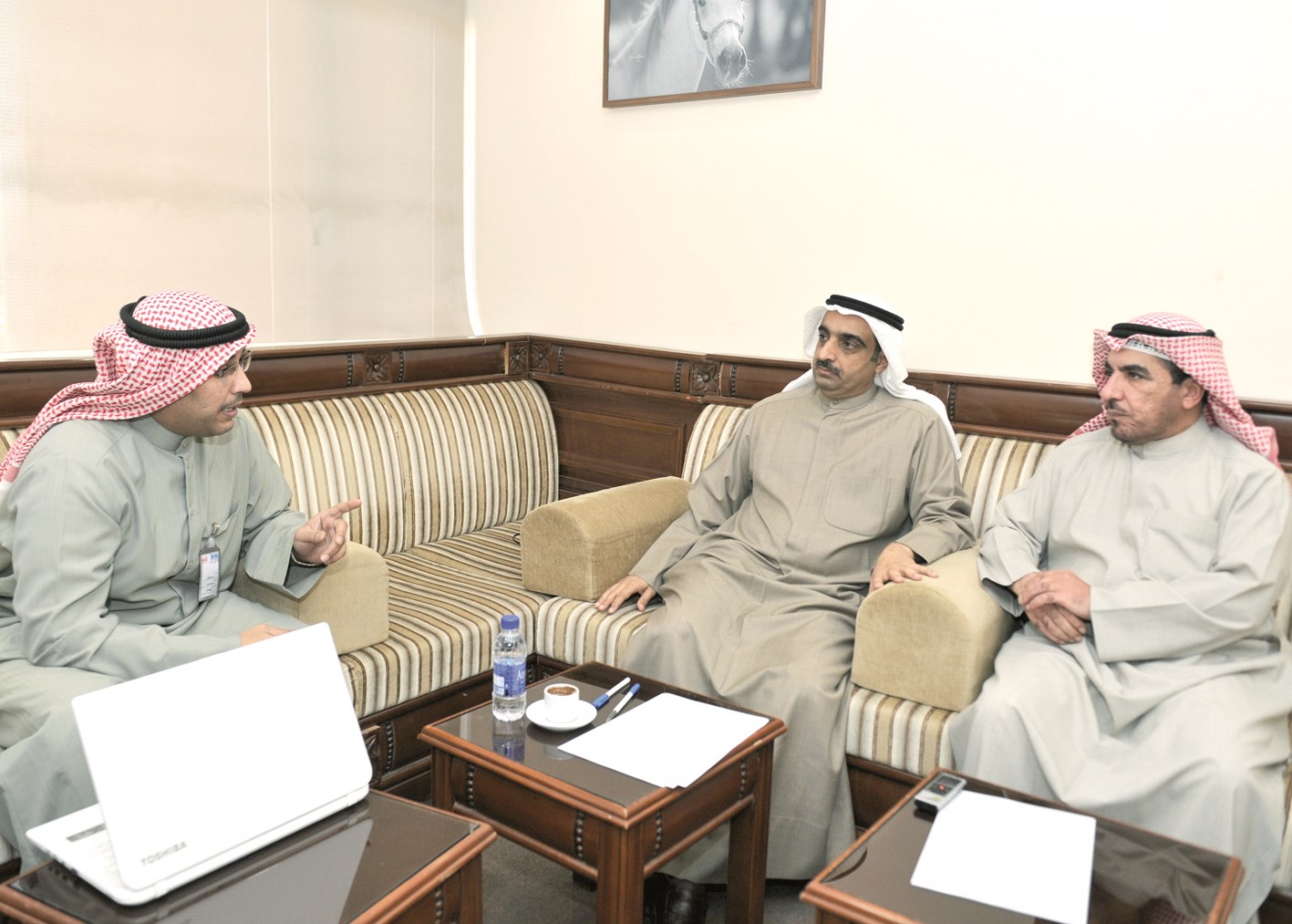 جوهر والعبدالجادر يتحدثان الى الزميل وليد الهولان (تصوير سعد هنداوي)