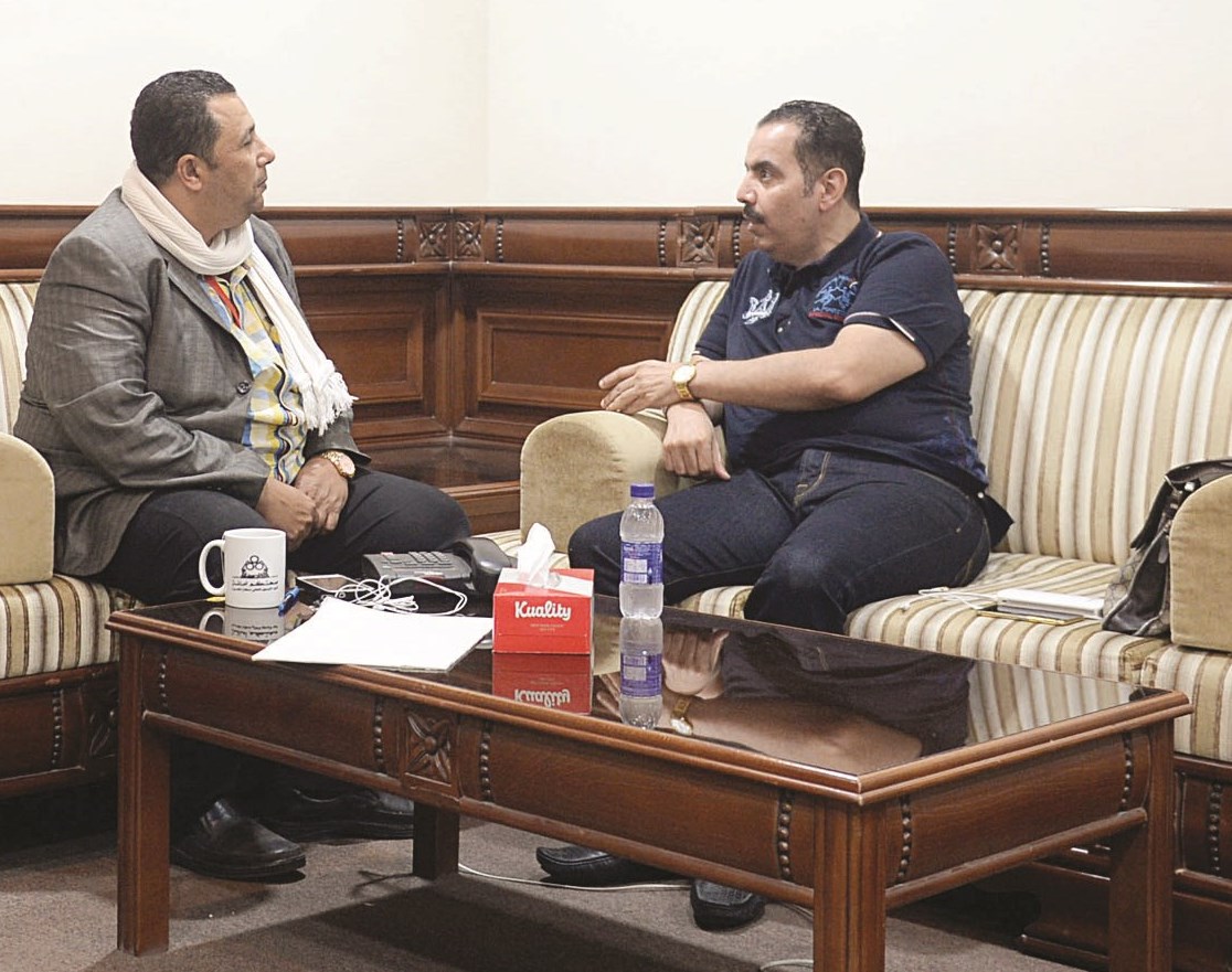 المسلم متحدثاً للزميل مفرح حجاب (تصوير نور هنداوي)