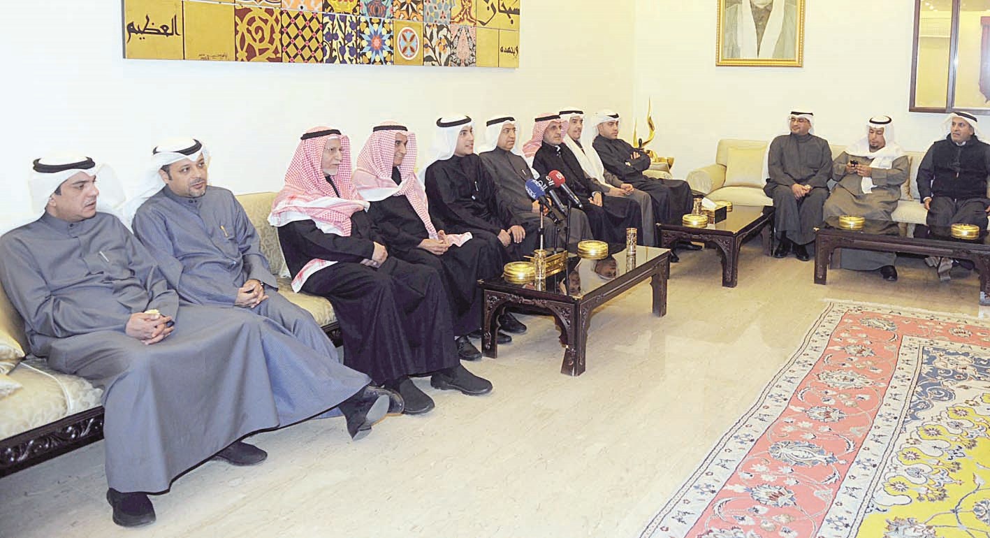 وكيل وزارة الكهرباء مع عدد من الحضور في الديوانية (تصوير زكريا عطية)