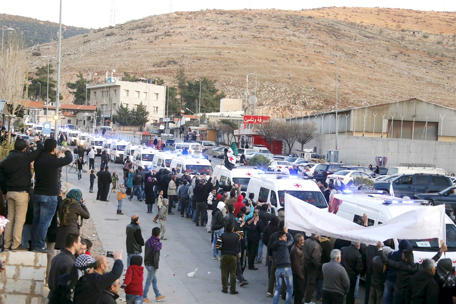 u0642u0627u0641u0644u0629 u0633u064au0627u0631u0627u062a u062au0627u0628u0639u0629 u0644u0644u0635u0644u064au0628 u0627u0644u0623u062du0645u0631 u0644u062fu0649 u0648u0635u0648u0644u0647u0627 u0625u0644u0649 u0627u0644u0623u0631u0627u0636u064a u0627u0644u0644u0628u0646u0627u0646u064au0629 u0623u0645u0633 (u0631u0648u064au062au0631u0632)