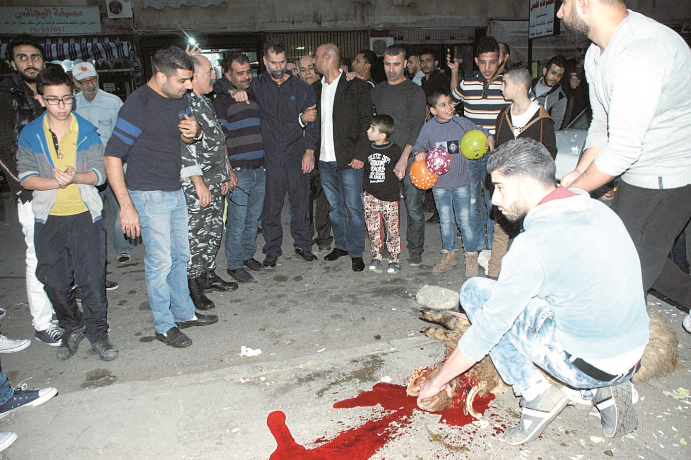 ذبح خراف ابتهاجاً بعودته