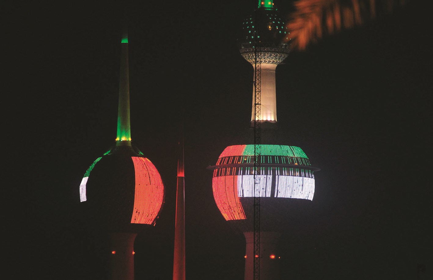 أبراج الكويت تتزين بعلم الإمارات