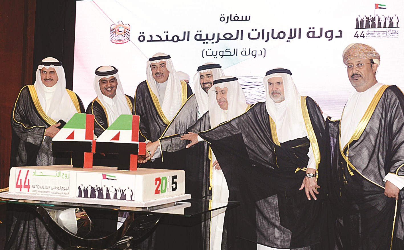 صباح الخالد يشارك السفراء الخليجيين قطع قالب الحلوى