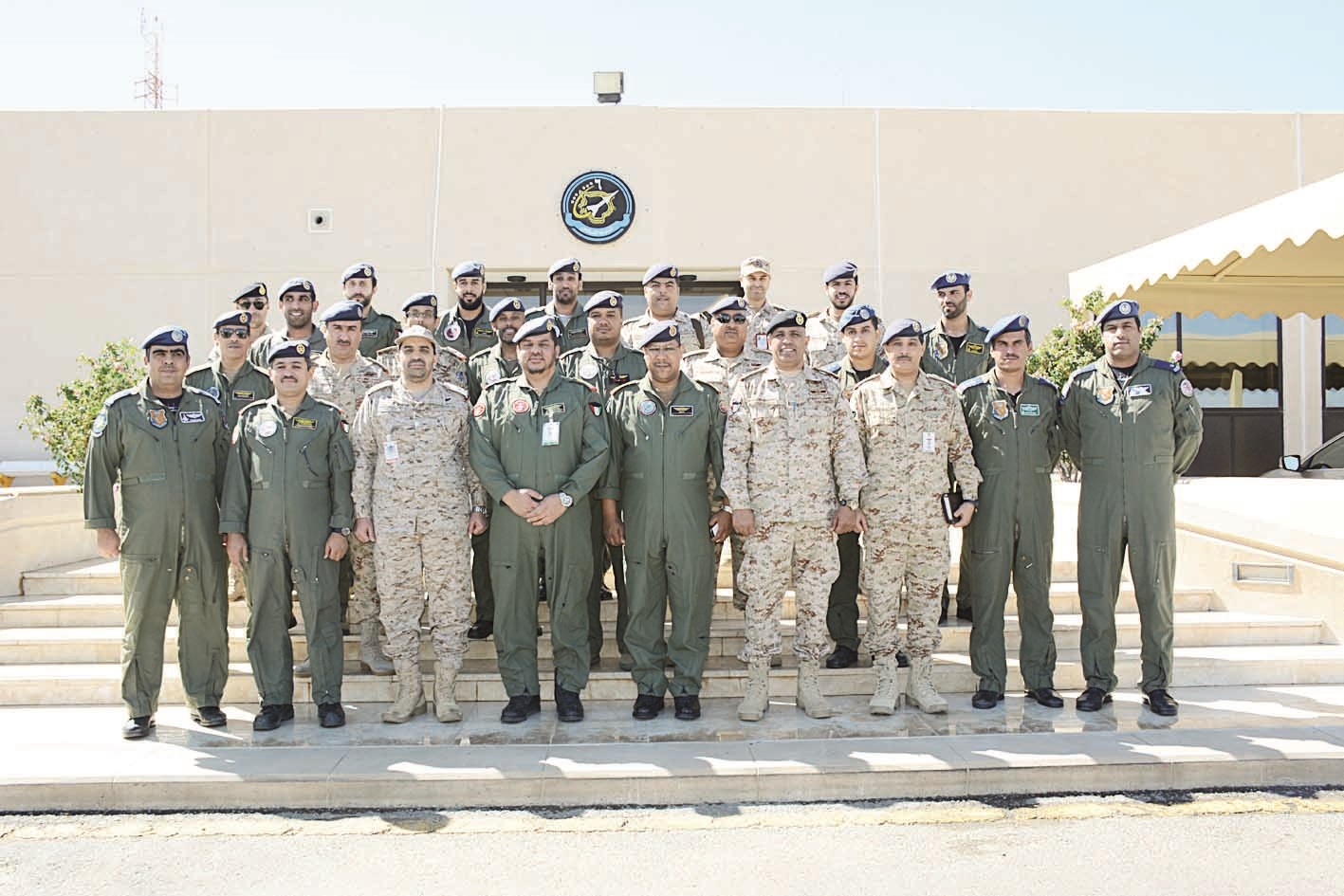 الوفد يتوسط عددا من الطيارين الكويتيين