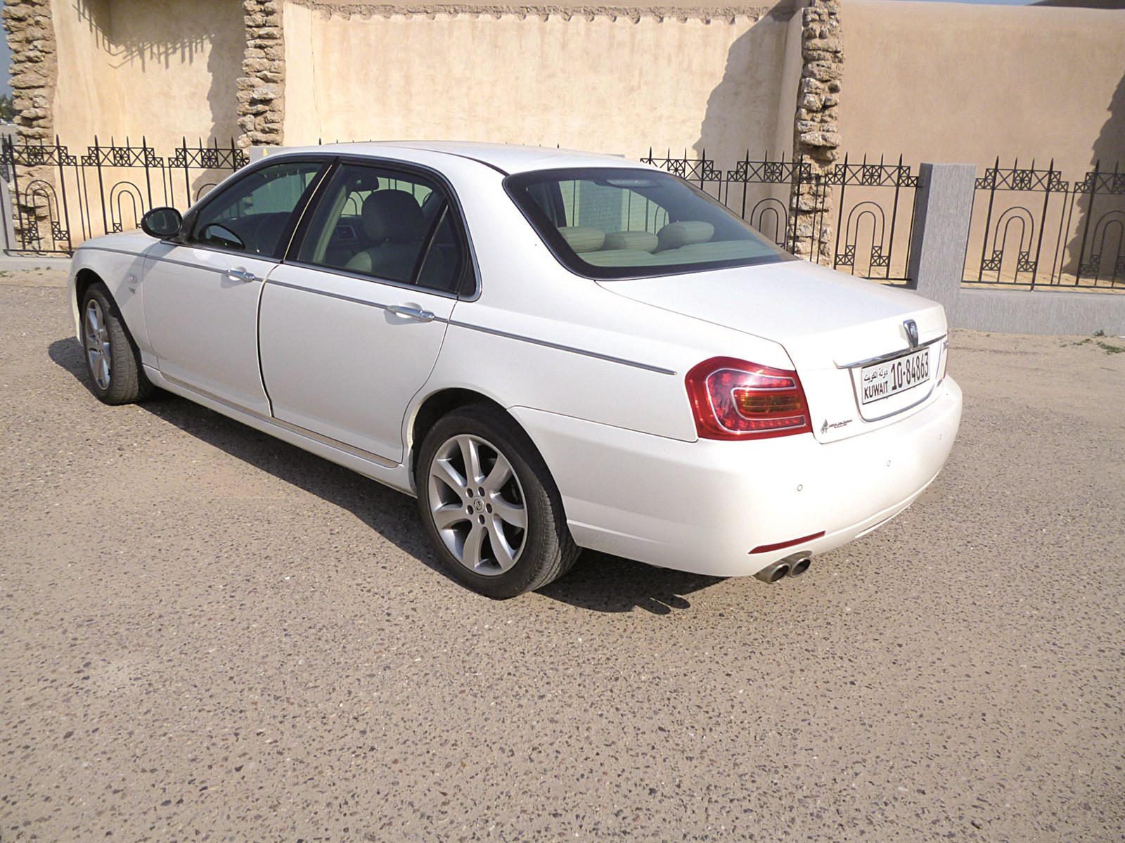 تصميم الخلفية جاء متناسقاً مع الروحية العامة للسيارة