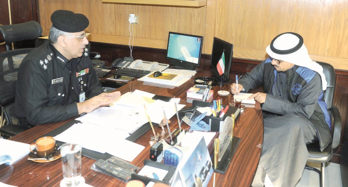 الفودري متحدثا للزميل منصور الشمري (تصوير زكريا عطية)