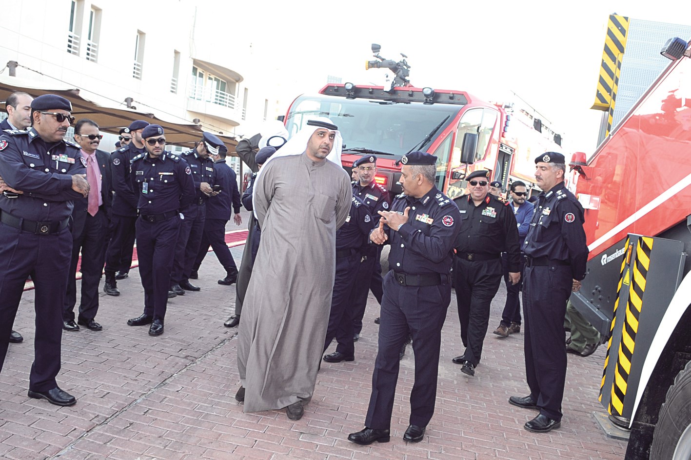 العبد الله يستمع من قيادات الإطفاء لشرح عن مهام الآليات الجديدة